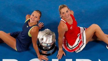 Babos Tímea (jobbról) és Kristina Mladenovic az Australian Open-győzelmük után.  Fotó: MTI/AP-Ng Han Guan