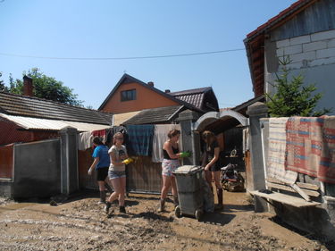 Homoródalmási lányok segítenek Kökösbácsteleken az iszapmentesítésben. A szerző felvétele