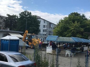 Erőgépekkel bontották a Szemerja negyedi kispiacot. Fotó: Nagy D. István