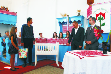 Benedek Árpád és lánya átveszi a vándorbölcsőt Sepsiszéki Nagy Balázstól és Lukács Bence Ákostól. A szerző felvétele