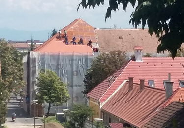Dolgoznak a tetőn. Fotó: Szekeres Attila