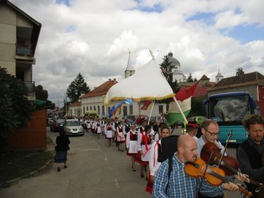 Ünnepi felvonulás, háttérben a vártemplom. A Szerző felvétele