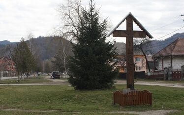  Az Ifjúság parkjában az ortodox kereszt mellett kap helyet a szoborcsoport. A szerző felvétele