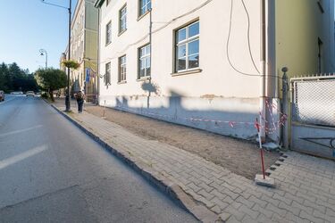 A Székely Mikó Kollégium előtti járdán már dolgoznak. fotó: Facebook / Sepsiszentgyörgy önkormányzata 