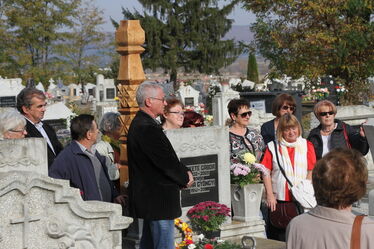 Megemlékezők Fekete Gábor sírjánál. Albert Levente felvétele
