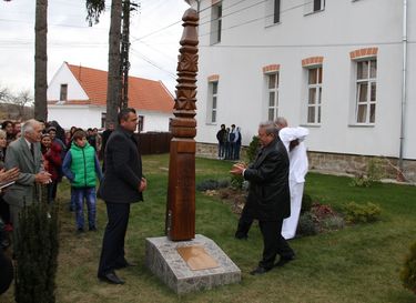 Kopjafával tisztelegtek az elhunyt pedagógusok előtt. A szerző felvétele