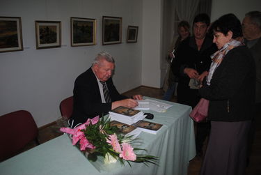 Szőcs Géza dedikál. A szerző felvétele