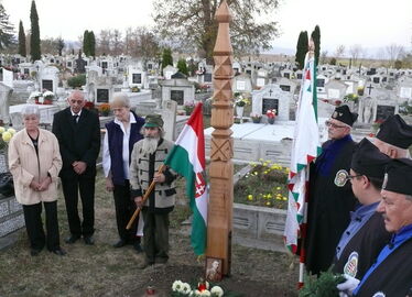 Unokatestvérei között, balról a második Bán Dénes. A szerző felvétele