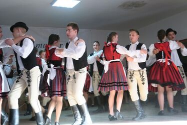 Felverte a port a színpadon a Hamuvirág. Fotó: Kiss Csilla