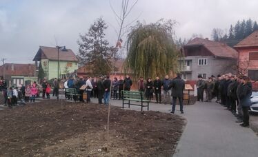 Kisebb tömeg gyűlt össze a parkátadáson. A szerző felvétele