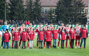 A Sepsi OSK játékosai mérkőzés előtt a városi stadionban. Fotó: Henning János