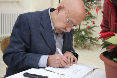  József Álmos frissen megjelent kötetét dedikálja a Székely Nemzeti Múzeumban.  Albert Levente felvétele