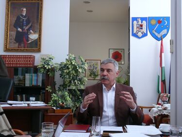 Tamás Sándor irodájában, Potsa József, Háromszék főispánjának portréja alatt ismertette a megyeháza terveit. Szekeres Attila felvétele