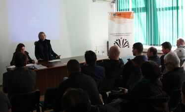 Cseh Emőke (állva) a gyümölcsfeldolgozás törvényes kereteit ismertette