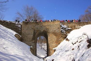 Kisbakancsosok a sepsiszentkirályi kőhídon 2018 márciusában. Fotó: Facebook / Barti Levente