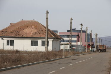 A felújított fehér épületben kap helyet a kis sörüzem, háttérben az irodaház. Fotók: Albert Levente