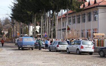  Délben az Orbán Balázs-iskola előtt is nagy a nyüzsgés.  A szerző felvétele