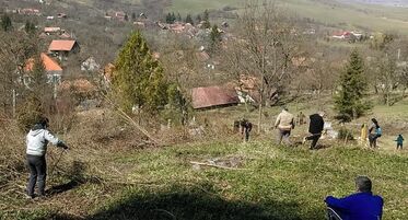 Nem volt könnyű dolguk a temetőtakarításban részt vevő önkénteseknek. Az egyházközség fotója