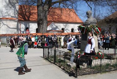 Megkoszorúzták Kőrösi Csoma Sándor szobrát. A szerző felvétele