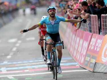 Dario Cataldo ért célba elsőként a 15. szakaszon. FOTÓ: AFP