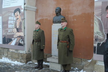 Díszőrség Kratochvil Károly szobránál. A szerző felvétele