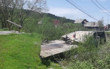 Betonhíd épül az összeomlott fahíd helyett. A szerző felvétele