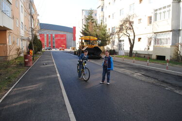 Aszfaltozás  a Bălcescu utcában. A szerző archív felvétele