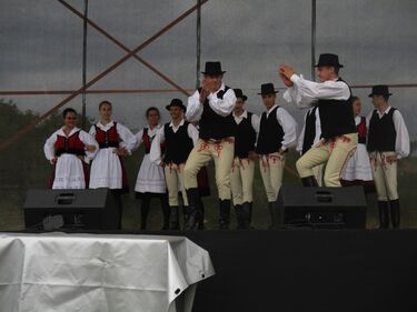 Színpadon a Zöld Fenyő együttes. A szerző felvéltele