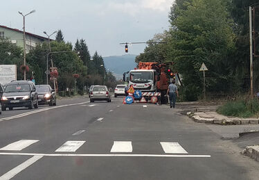 Csőtörés a Gyárak és a Dózsa György utca kereszteződésénél. A szerző felvétele