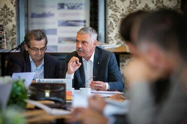 Simion Crețu és Tamás Sándor a Benke-kúriában. Kocsis B. János felvétele