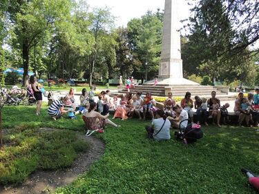 Mondókázó az Erzsébet-parkban (Dombay Imola archív felvétele)