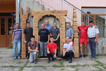 „Őseidnek szent hitéhez, nemzetednek gyökeréhez – testvér – ne légy hűtlen soha!” – Wass Albert gondolatai kerültek a székely kapura. Tamás Andrea felvétele