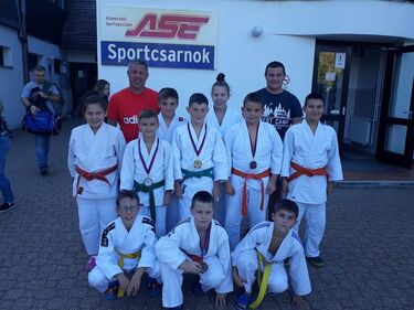 A paksi versenyen részt vevő csapat