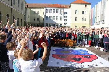 A diákok óriás puzzle-ből rakták ki az iskolacímert és együtt énekelték az iskolahimnuszt. Fotó: Albert Levente