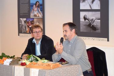 Iochom Zsolt és Dimény H. Árpád; a háttérben a Dienes Andor-emlékkiállítás részlete. Fotó: Iochom István