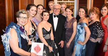 Keresztes Katalin (balról a harmadik) és egyetemi társai, tanárai – középen Németország elnöke, Frank-Walter Steinmeier. Fotó: Honza Klein (Németország)