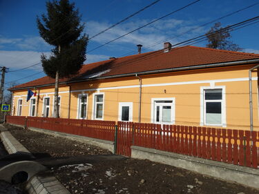 A kézdisárfalvi kultúrotthon és iskola. A szerző felvétele