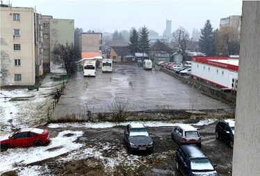 Kevés buszjárat használja a bevásárlóközpont melletti buszmegállót.  A szerző felvétele
