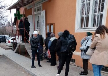 Várakozók a gyógyszertár előtt. A szerző felvétele