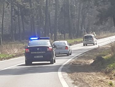 Hargitai rendszámú autót kísérnek a hatóságok Kovászna felé. A szerző felvétele