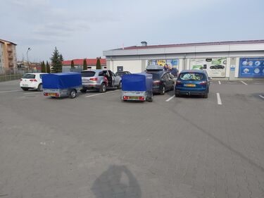 Angliából Vaslui megyébe hazatérők a Lidl parkolójában. Sándor Dezső felvétele