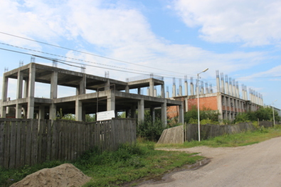 Az új iskolaépületnél a vasazást és betonozást végzik. A szerző felvétele
