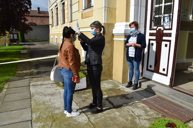Testhőmérsékletet mérnek az iskola bejáratánál. A szerző felvétele