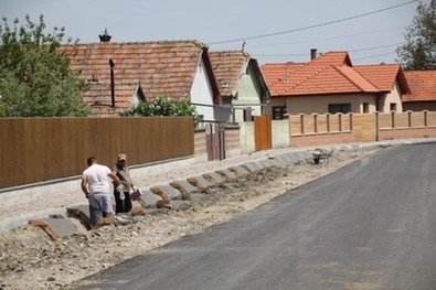 Uzon több utcájában kibetonozzák az esővízsáncokat. A szerző felvétele