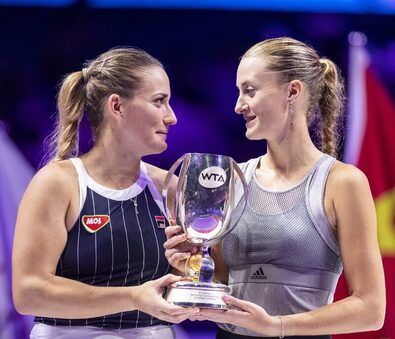 A legutóbbi két sencseni világbajnokság páros versenyét a Babos Tímea–Kristina Mladenovic kettős nyerte meg. Fotó: EPA / Alex Plavevski