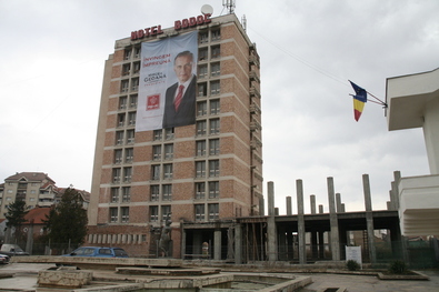 Az idők során számtalan célt szolgált a Bodok Szálló: a 2009-es államfőválasztási kampányban például Mircea Geoanăt, az „egyéjszakás elnököt” reklámozta. Albert Levente felvétele