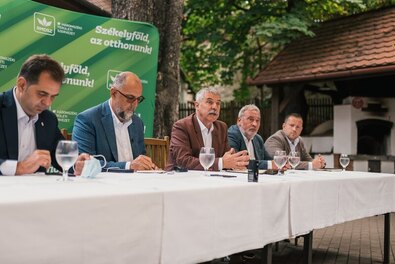 Antal Árpád, Kelemen Hunor, Tamás Sándor, Bokor Tibor és Jeszenovics Róbert Károly. Fotó: RMDSZ