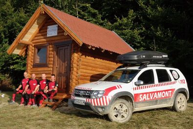 Hegyimentők a Cecele-tető közelében kialakított menedékhelyen. Fotó: Kovászna Megye Tanácsának Sajtóirodája