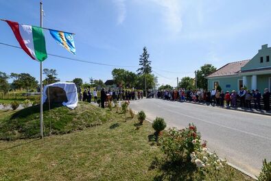 Kőbe vésett történelem (Emlékműavatás Zalánban)