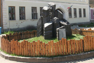 A szárazajtai vérengzés áldozatai emlékére állított bazaltoszlopcsoport – Vargha Mihály alkotása. Fotó: Albert Levente